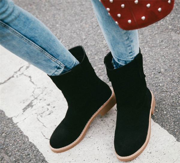 Γυναικείες μπότες σουέτ με επίπεδη σόλα και παχύ τακούνι
