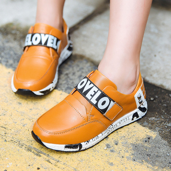 Κομψά παιδικά παπούτσια για αγόρια σε τρία χρώματα με επιγραφές