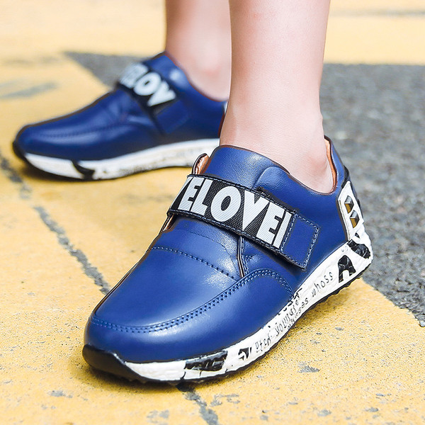 Κομψά παιδικά παπούτσια για αγόρια σε τρία χρώματα με επιγραφές