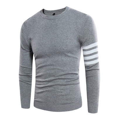 Πουλόβερ από καθαρό άνδρα με ιμάντες σε ένα μανίκι