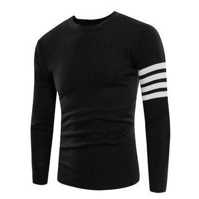 Πουλόβερ από καθαρό άνδρα με ιμάντες σε ένα μανίκι