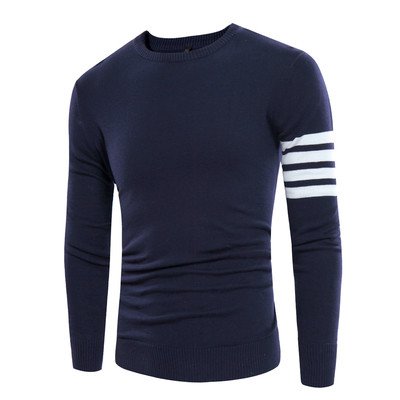 Πουλόβερ από καθαρό άνδρα με ιμάντες σε ένα μανίκι