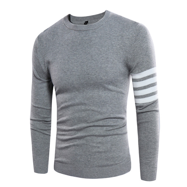 Πουλόβερ από καθαρό άνδρα με ιμάντες σε ένα μανίκι