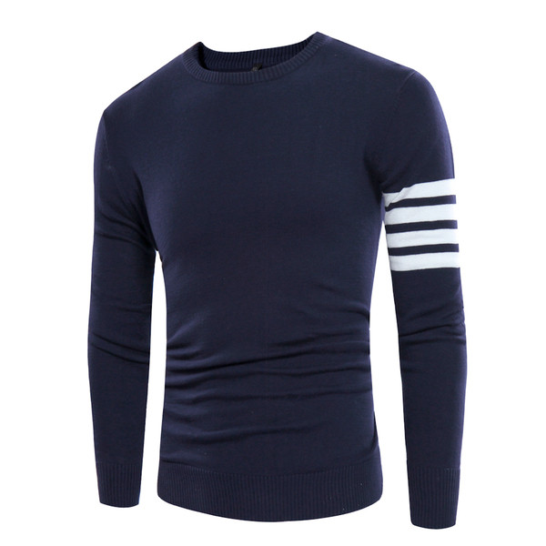 Πουλόβερ από καθαρό άνδρα με ιμάντες σε ένα μανίκι