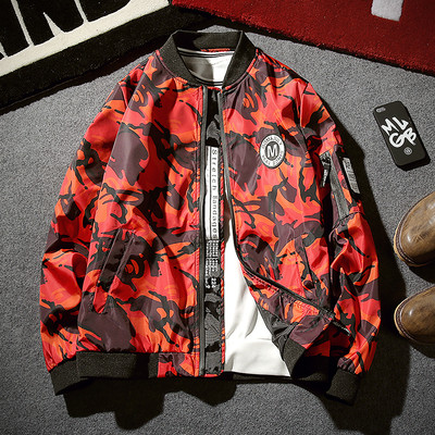 Αθλητικό ανδρικό μπουφάν σε χρώμα καμουφλάζ, κατάλληλο για το  φθινόπωρο