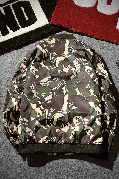 Αθλητικό ανδρικό μπουφάν σε χρώμα καμουφλάζ, κατάλληλο για το  φθινόπωρο