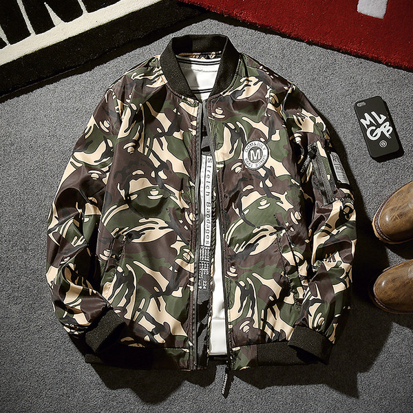 Αθλητικό ανδρικό μπουφάν σε χρώμα καμουφλάζ, κατάλληλο για το  φθινόπωρο