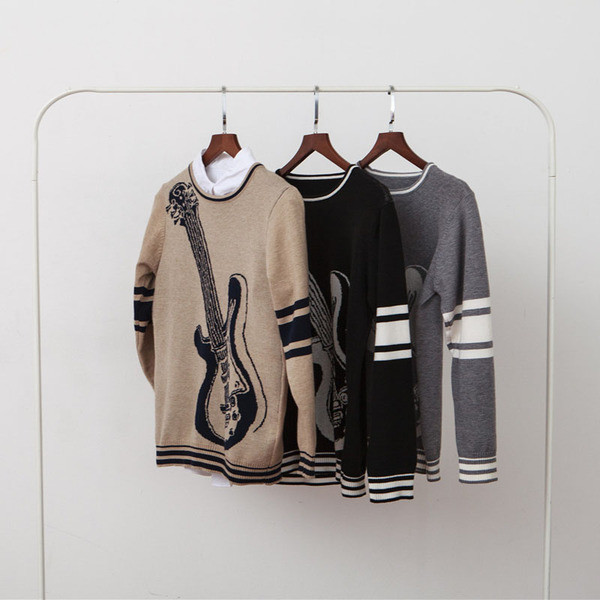 Зимен мъжки пуловер в сив, бежов и черен цвят с изображение