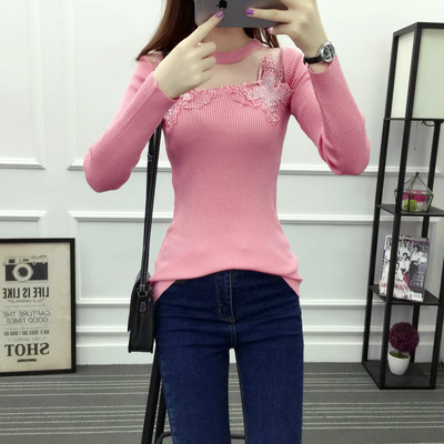 Κομψή γυναικεία μπλούζα για το φθινοπώρο και το χειμώνα με μοτίβα δαντέλας