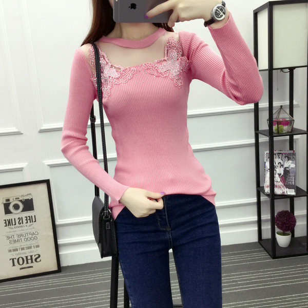 Κομψή γυναικεία μπλούζα για το φθινοπώρο και το χειμώνα με μοτίβα δαντέλας