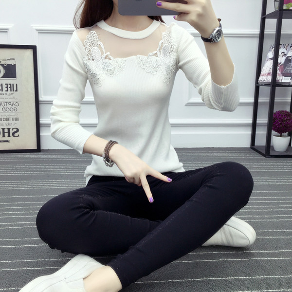 Κομψή γυναικεία μπλούζα για το φθινοπώρο και το χειμώνα με μοτίβα δαντέλας