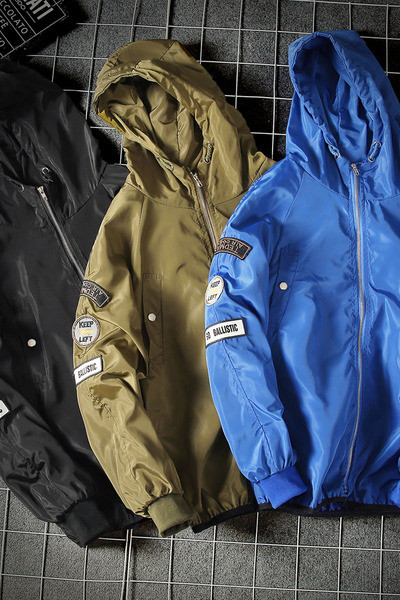 Άνετο ανδρικό μπουφάν σε τρία χρώματα με εφαρμογές και κουκούλα κατάλληλο για το φθινόπωρο