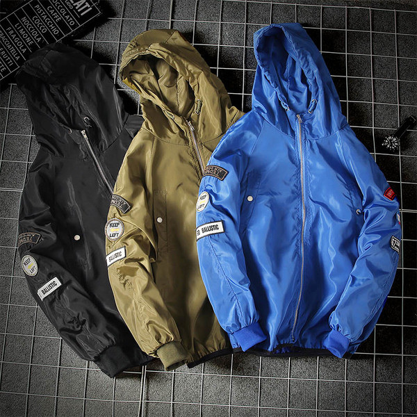 Άνετο ανδρικό μπουφάν σε τρία χρώματα με εφαρμογές και κουκούλα κατάλληλο για το φθινόπωρο