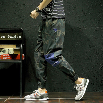 Κομψά αντρικά παντελόνια καμουφλάζ και μαύρο χρώμα