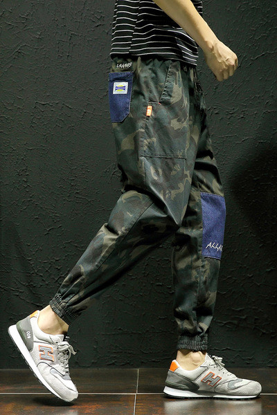 Κομψά αντρικά παντελόνια καμουφλάζ και μαύρο χρώμα