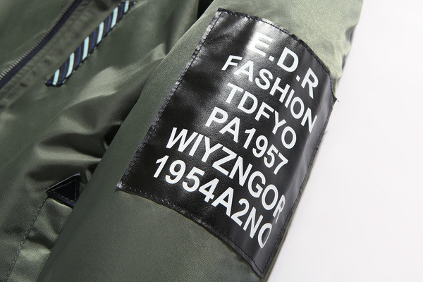 Κομψό ανδρικό μπουφάν με τρισδιάστατη εσωτερική επένδυση