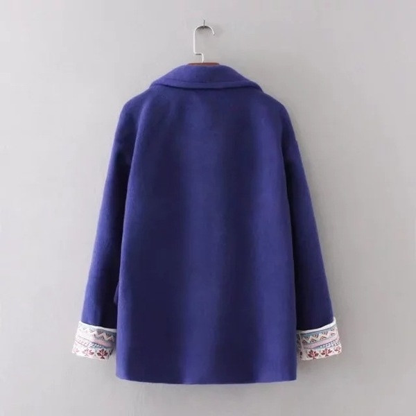 Κομψό, καθημερινό ζεστό παλτό με σχεδιαγράμματα στα μανίκια