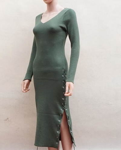 Μοναδικό γυναικείο φόρεμα κατάλληλο για κάθε περίσταση με μακρύ μανίκι και ενδιαφέρουσες διασταυρώσεις στο κάτω μέρος