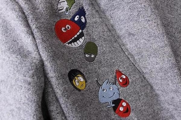 Κομψό γυναικείο παλτό σε γκρι και μαύρο χρώμα 