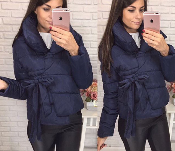 Σύντομο γυναικείομπουφάν με πολύ ζεστή επένδυση και ενδιαφέρουσα κορδέλα