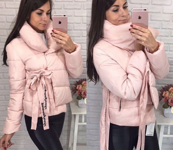 Σύντομο γυναικείομπουφάν με πολύ ζεστή επένδυση και ενδιαφέρουσα κορδέλα