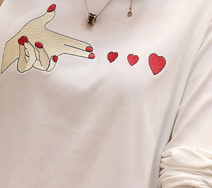 Καθημερινή γυναικεία μπλούζα με κολάρο σε σχήμα O και πολύ ενδιαφέρουσα εκτύπωση ασπρόμαυρη