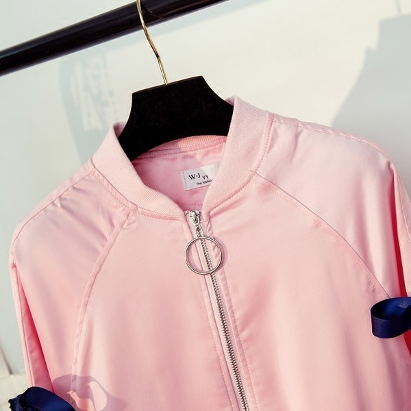 Κομψό γυναικείο μπουφάν για το φθινόπωρο με επιγραφή στην πλάτη ακι κορδόνια στα μανίκια