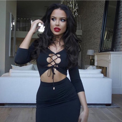 Κομψό γυναικείο φόρεμα με κομμένα στοιχεία και συνδέσεις σε μαύρο χρώμα