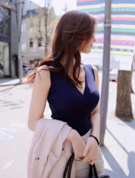 Γυναικείο βαμβακερό αμάνικο με ντεκολτέ σε σχήμα V