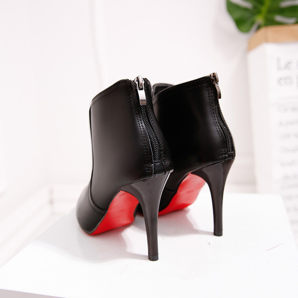 Κομψές γυναικείες  μπότες  με ψηλό τακούνι