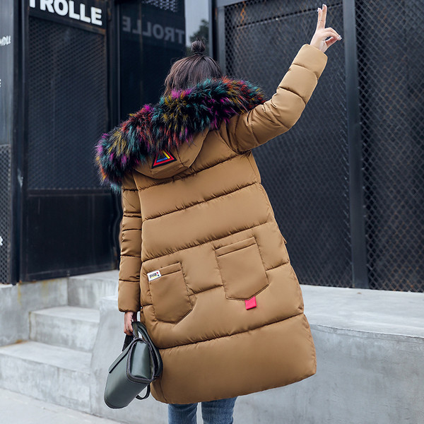 Интересно дълго зимно яке за дамите с апликации и качулка с цветен пух