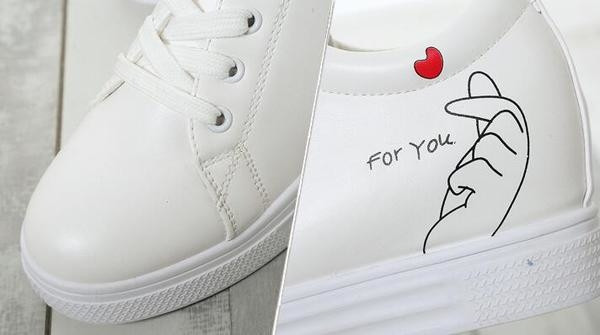 Γυναικεία παπούτσια με επίπεδη ελαστική σόλα και ενδιαφέρουσα εφαρμογή