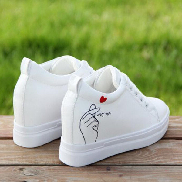 Γυναικεία παπούτσια με επίπεδη ελαστική σόλα και ενδιαφέρουσα εφαρμογή