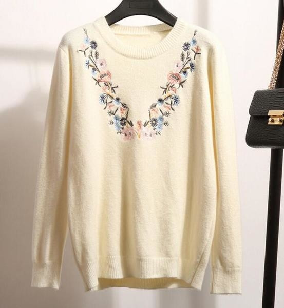 Καθημερινό γυναικείο πουλόβερ  με  διακοσμητικά μοτίβα 
