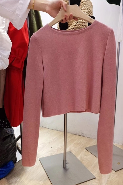 Κομψή απλή κοντή  γυναικεία μπλούζα σε διάφορα χρώματα με λαιμόκοψη