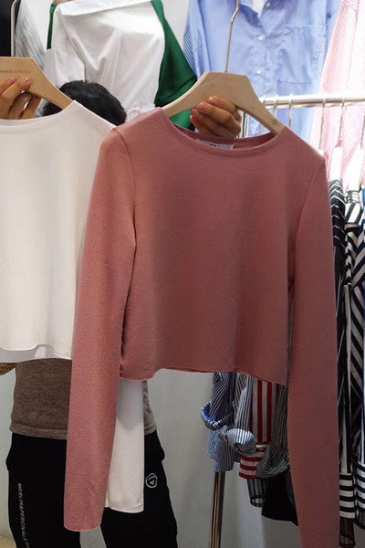 Κομψή απλή κοντή  γυναικεία μπλούζα σε διάφορα χρώματα με λαιμόκοψη