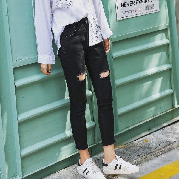 Γυναικεία τζιν λεπτού τύπου - σκισμένη, ψηλή μέση, σε μαύρο χρώμα