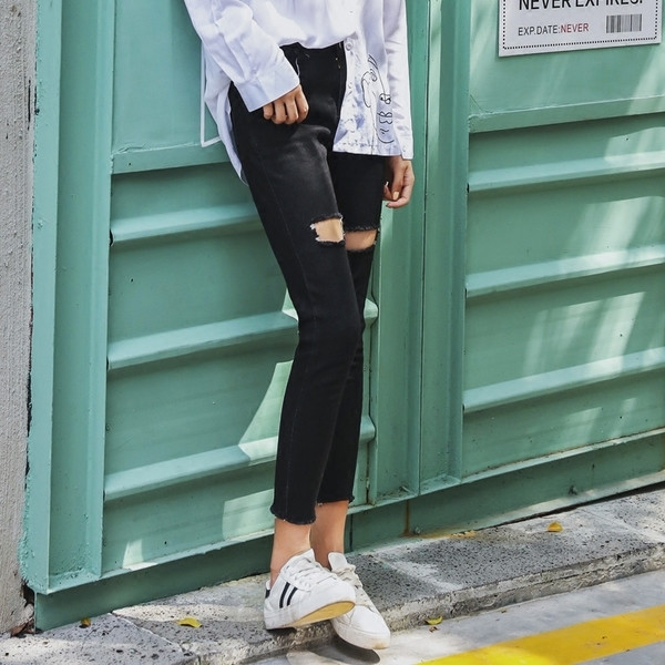 Γυναικεία τζιν λεπτού τύπου - σκισμένη, ψηλή μέση, σε μαύρο χρώμα