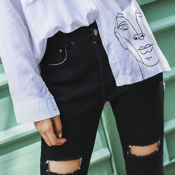 Γυναικεία τζιν λεπτού τύπου - σκισμένη, ψηλή μέση, σε μαύρο χρώμα