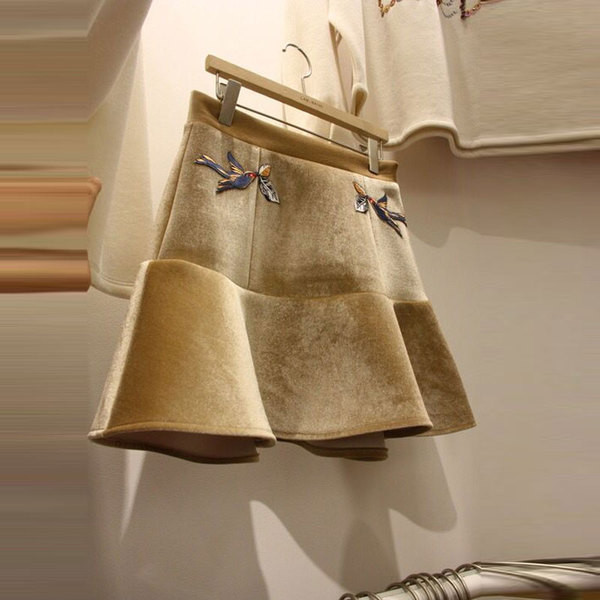 Κομψή γυναικεία φούστα με κεντήματα 