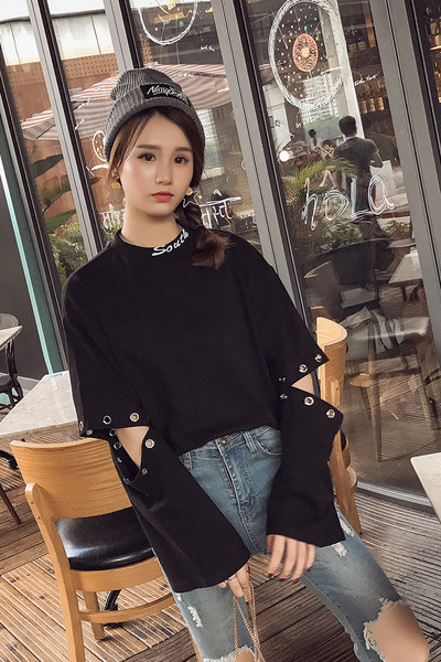 Κομψή γυναικεία μπλούζα σε μαύρο χρώμα με σχισμένο μανίκι και μεταλλική διακόσμηση