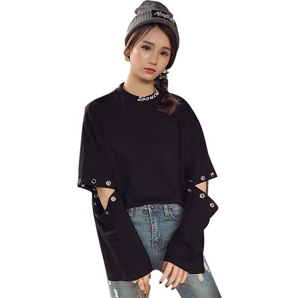 Κομψή γυναικεία μπλούζα σε μαύρο χρώμα με σχισμένο μανίκι και μεταλλική διακόσμηση