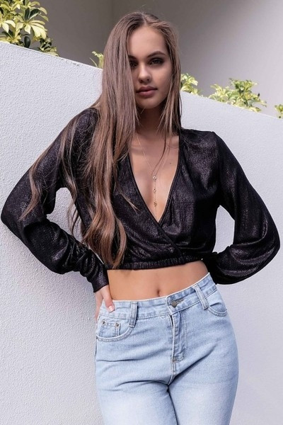 Κομψή  γυναικεία μπλούζα με κοντό μανίκι και βαθύ ντεκολτέ σε σχήμα V