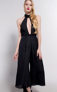 Κομψές γυναικείες φόρμες σε ευρύ σχέδιο με κομμένη λαιμόκοψη