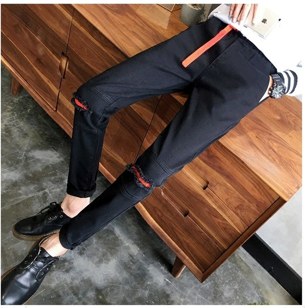 Κομψά τζιν ανδρικά σε μαύρο χρώμα με σχισμένα γόνατα και ψηλή μέση