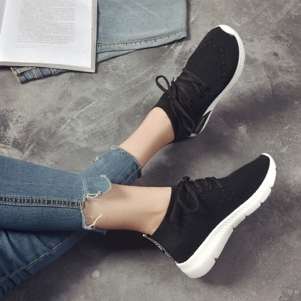 Γυναικεία αθλητικά πάνινα παπούτσια σε λευκό, κόκκινο και μαύρο χρώμα