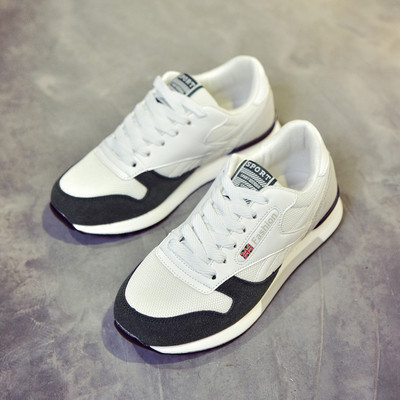 Αθλητικά γυναικεία παπούτσια σε ένα απλό μοντέλο σε τρία χρώματα