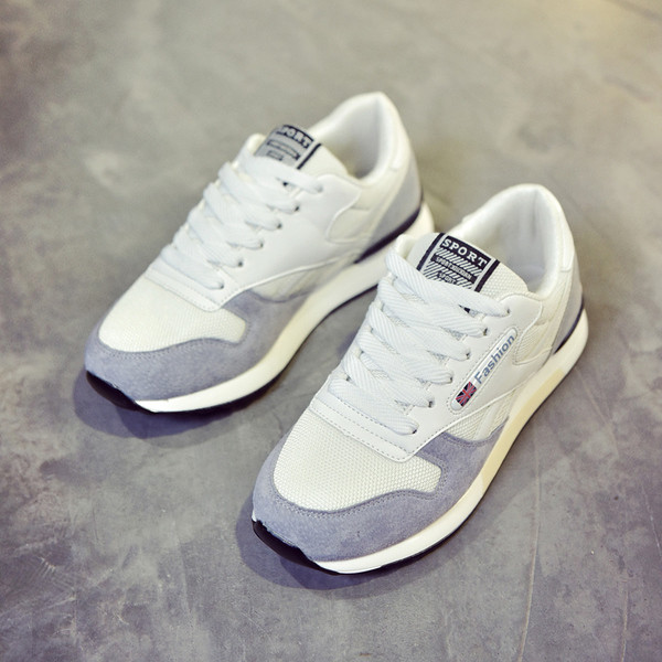 Αθλητικά γυναικεία παπούτσια σε ένα απλό μοντέλο σε τρία χρώματα