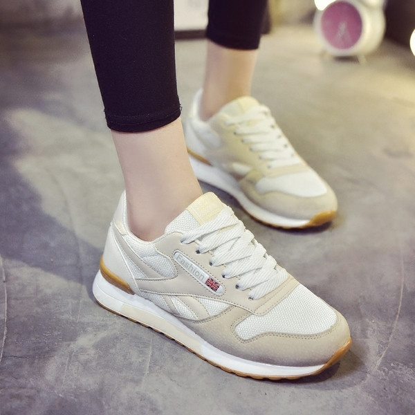 Αθλητικά γυναικεία παπούτσια σε ένα απλό μοντέλο σε τρία χρώματα