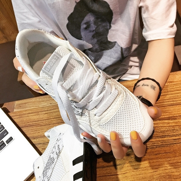 Πολύ κομψά γυναικεία πάνινα παπούτσια σε τρία χρώματα με άνετα πέλματα